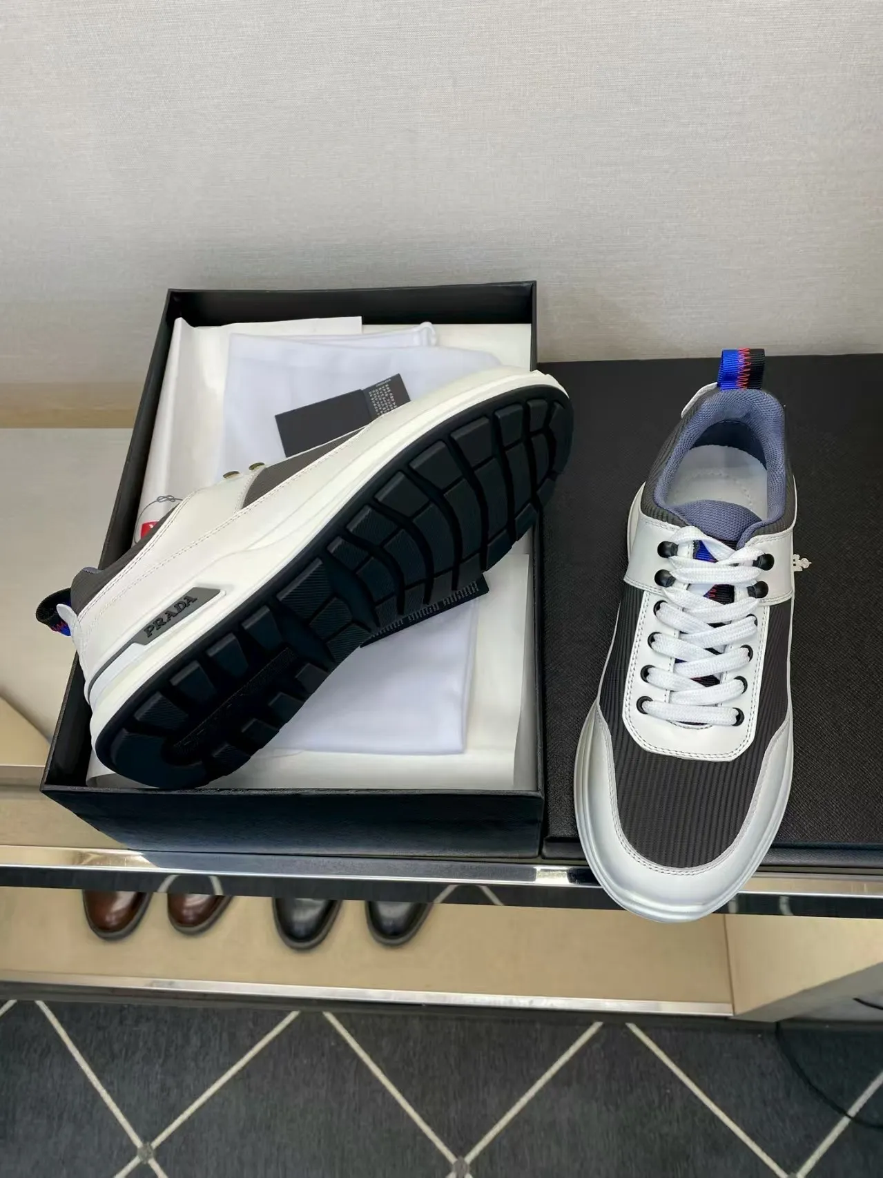 P460 38-45 Prada Prada’s new men’s leather sneakers, the highest version on the market, any comparison is welcome🆚! The original leather has excellent texture and is super high-end! Fetal sheep net lining imported from Italy, removable pad! Luxurious materials and fine workmanship, highly recommended!